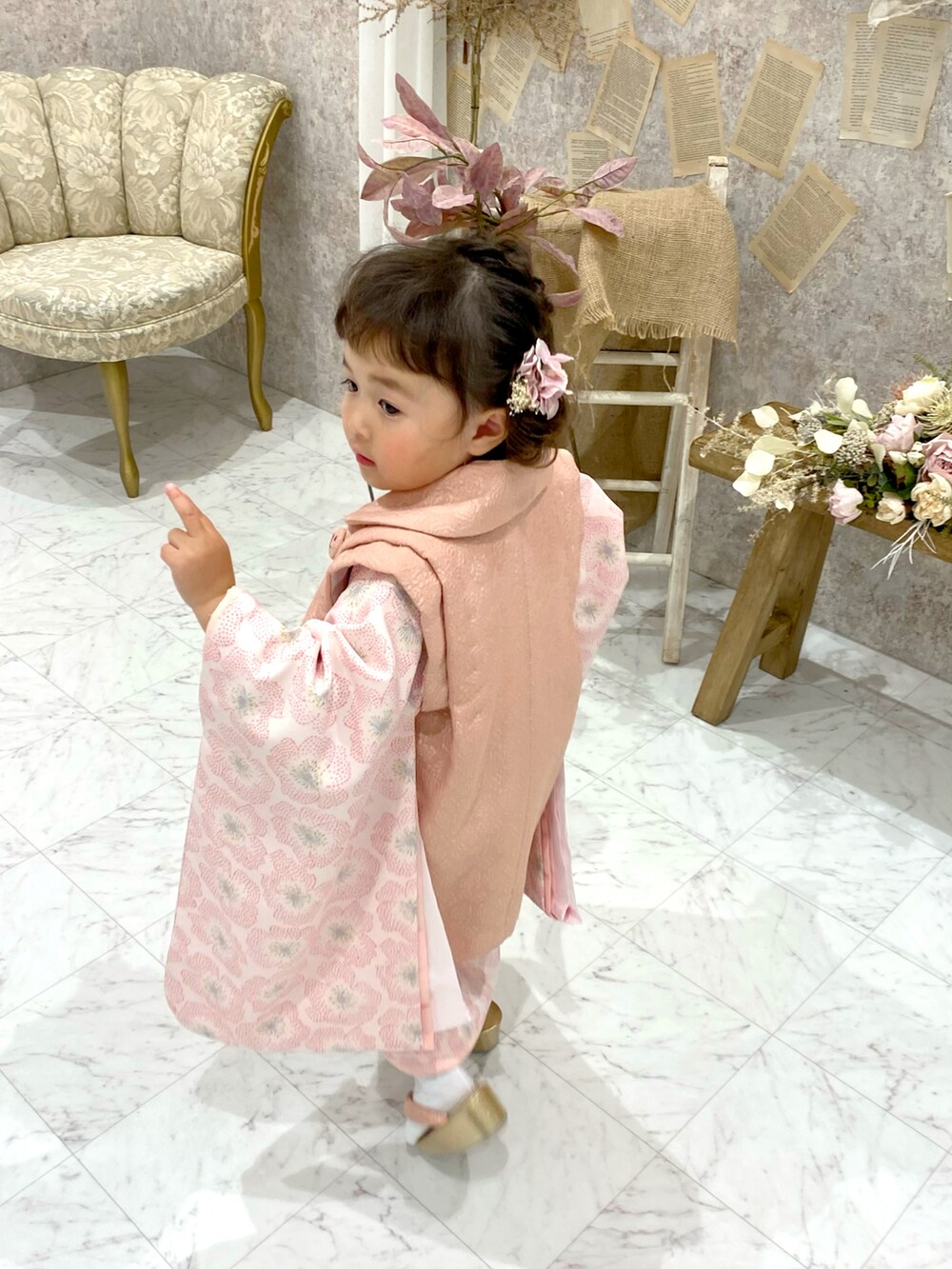 ピンク系の着物を着用したキッズの秋コーディネートの2枚目の写真