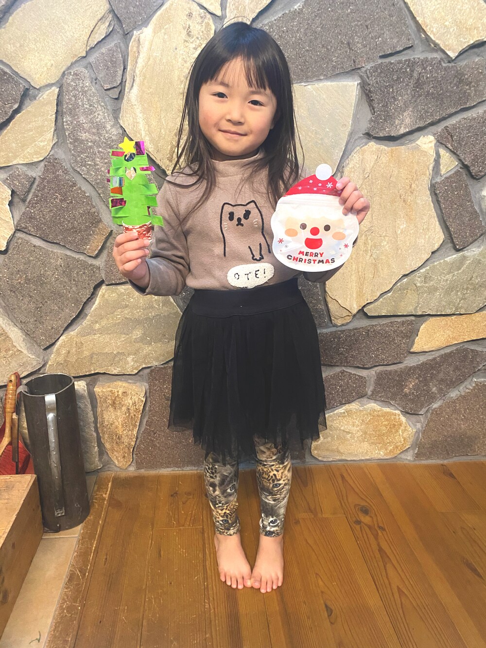 ブラウン系のトップス、ブラック系のスカート、その他のパンツを着用したキッズの冬コーディネートの2枚目の写真