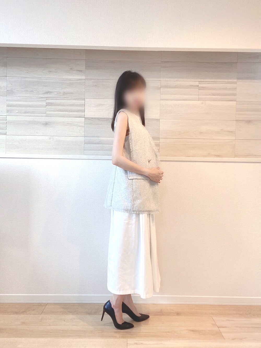 ホワイト系のTシャツ/カットソー、ホワイト系のカーディガン/ボレロ、ホワイト系のスカートを着用したレディースの夏コーディネートの2枚目の写真