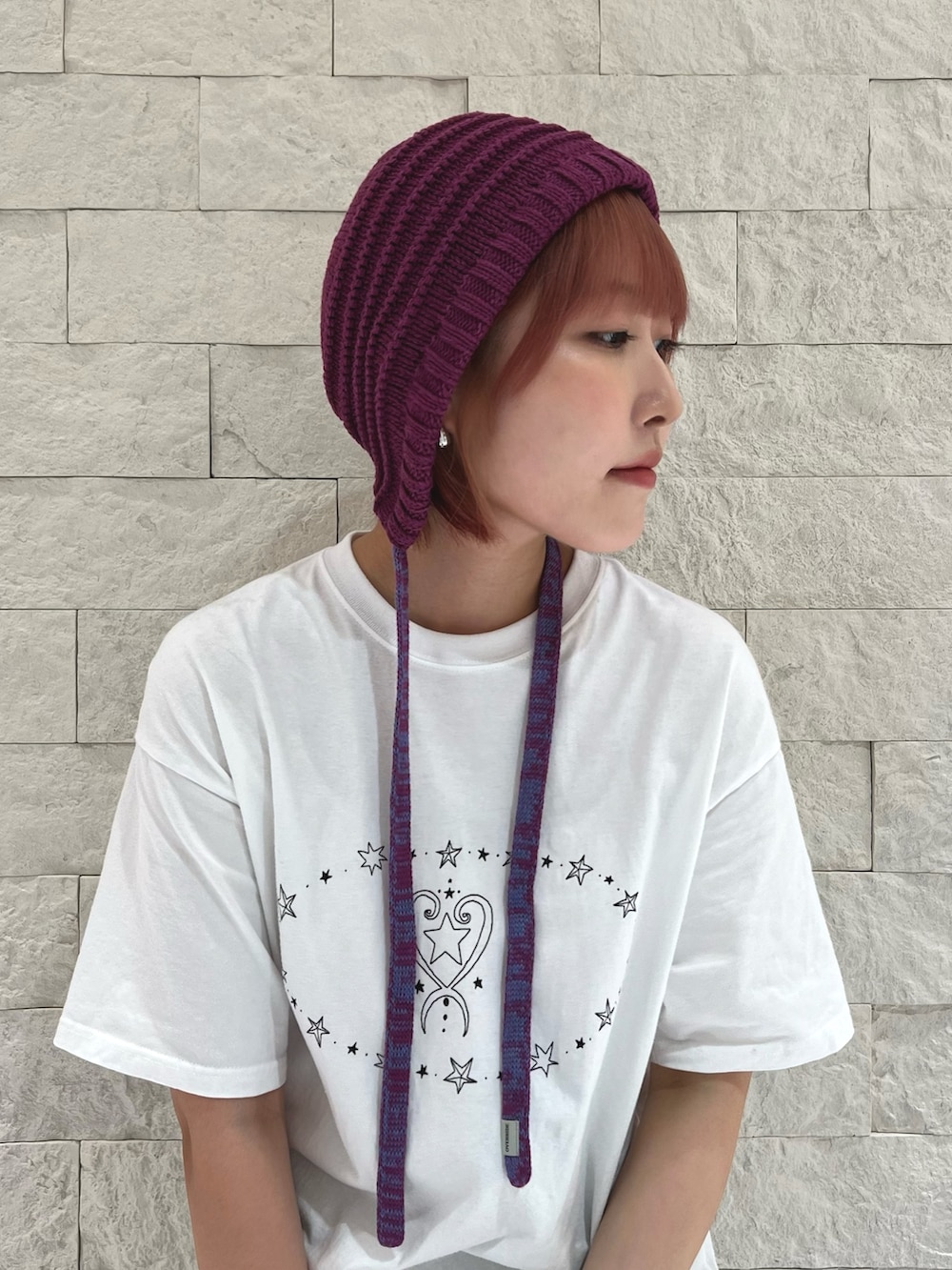 パープル系のニットキャップ/ビーニーを着用したレディースの夏コーディネートの2枚目の写真