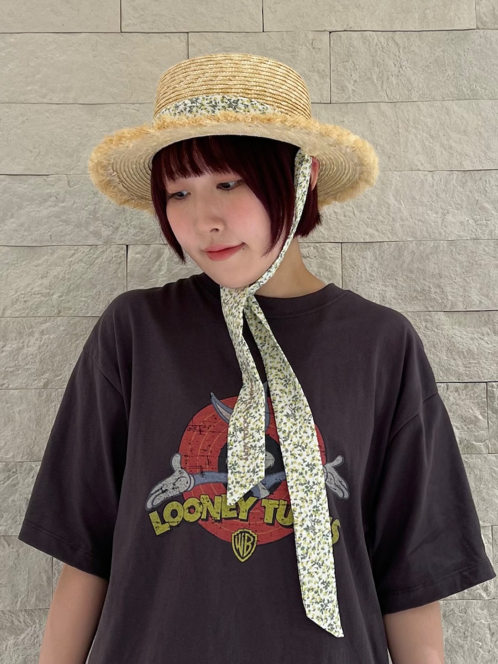 ベージュ系のハットを着用したレディースの夏コーディネートの2枚目の写真