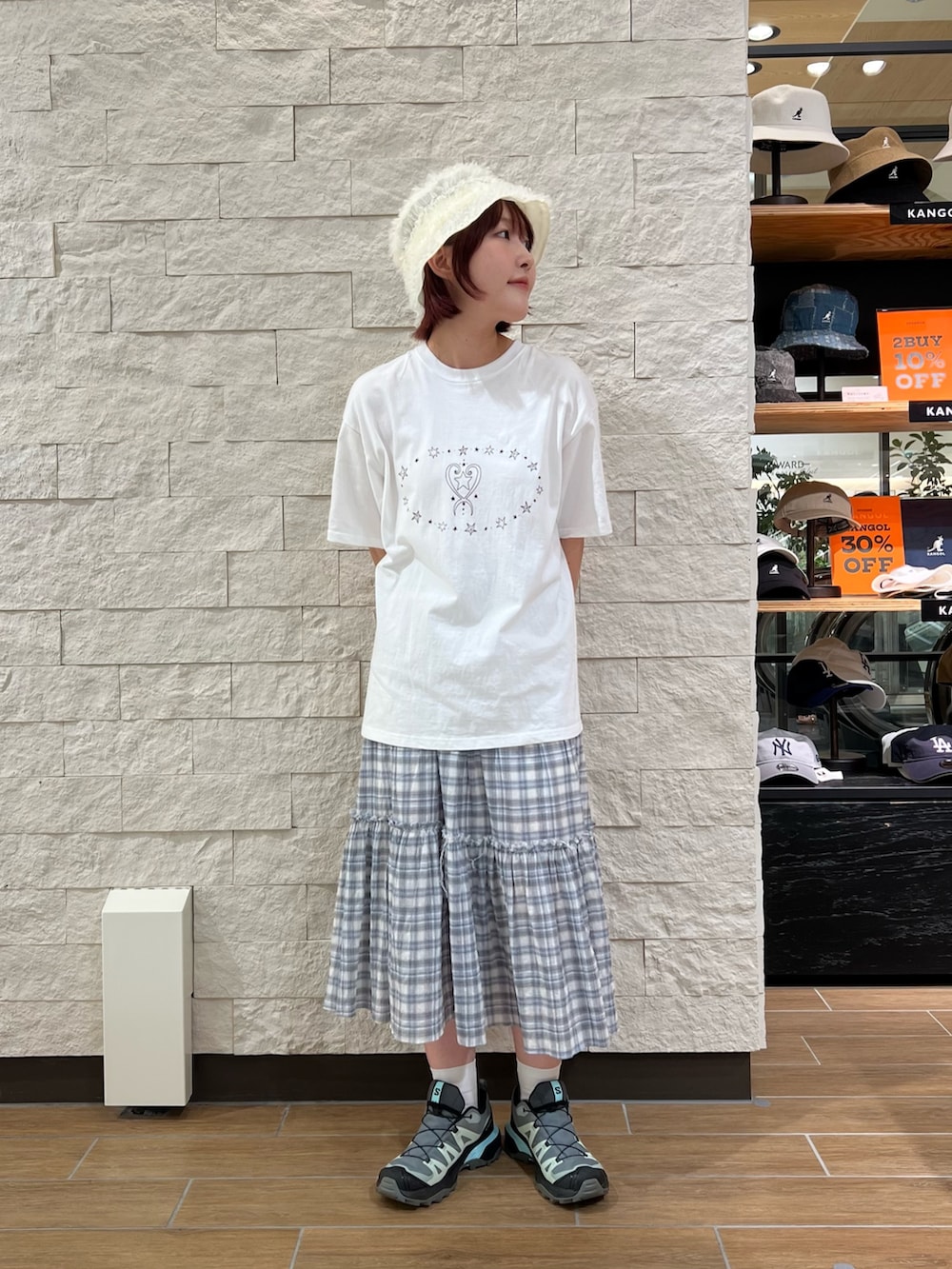 ピンク系のハットを着用したレディースの夏コーディネートの2枚目の写真