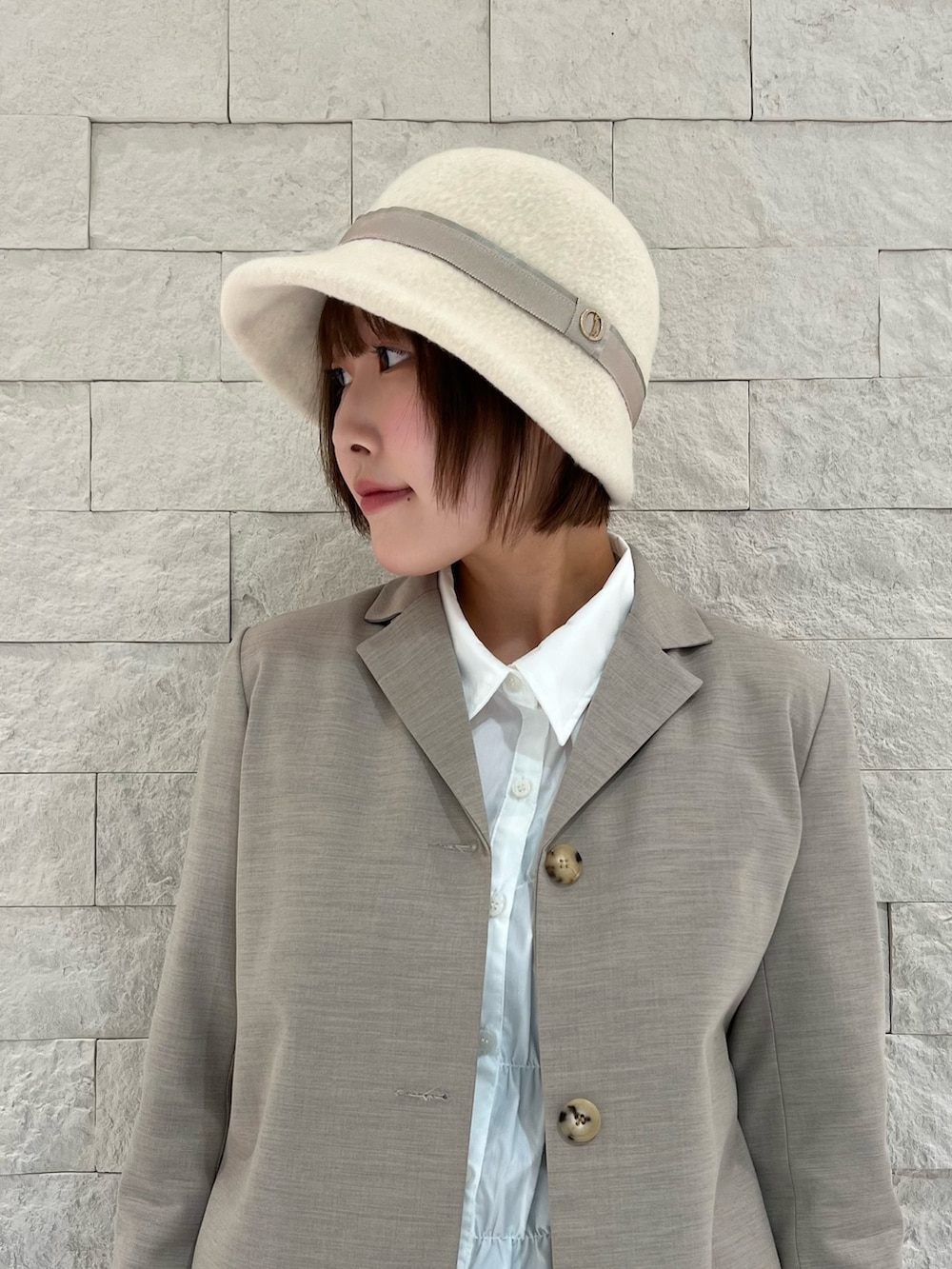 ホワイト系のシャツ/ブラウス、ブラック系のローファー、ホワイト系のハットを着用したレディースの秋コーディネートの3枚目の写真