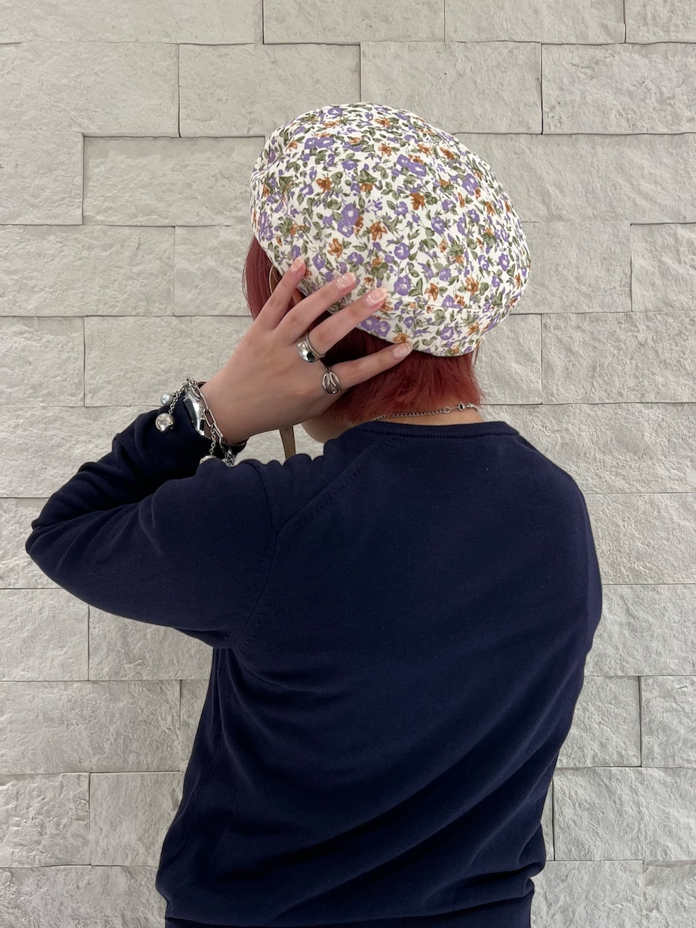 ブルー系のカーディガン/ボレロ、ブルー系のデニムパンツ、ホワイト系のハンチング/ベレー帽を着用したレディースの夏コーディネートの4枚目の写真