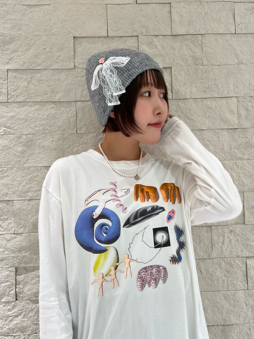 グレー系のスカート、ホワイト系のTシャツ/カットソー、ブルー系のニットキャップ/ビーニーを着用したレディースの秋コーディネートの3枚目の写真