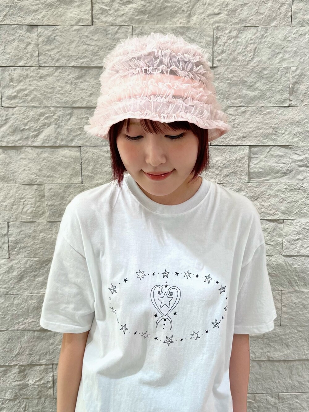 ピンク系のハットを着用したレディースの夏コーディネートの4枚目の写真