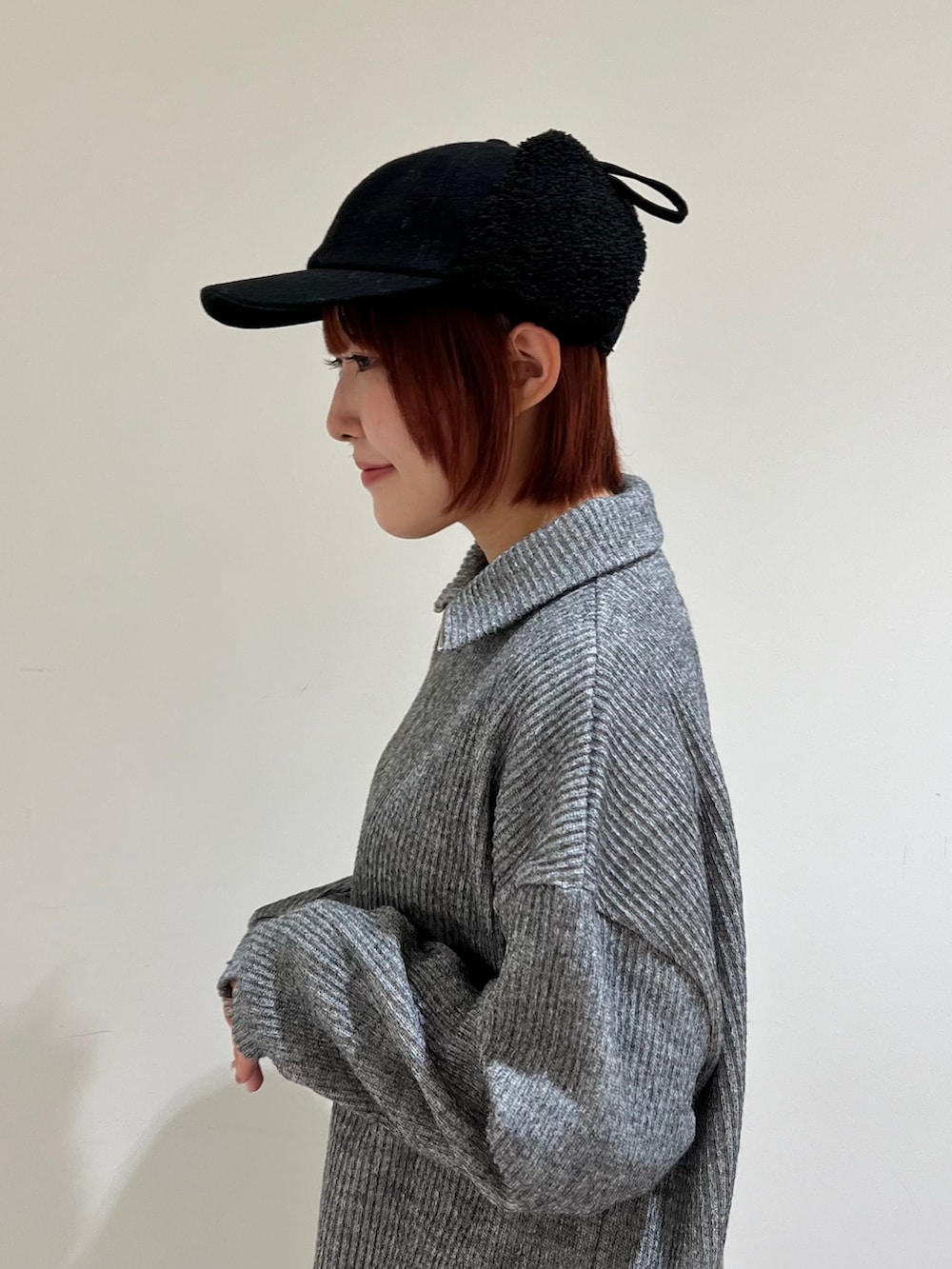 ブラック系のキャップを着用したレディースの冬コーディネートの4枚目の写真