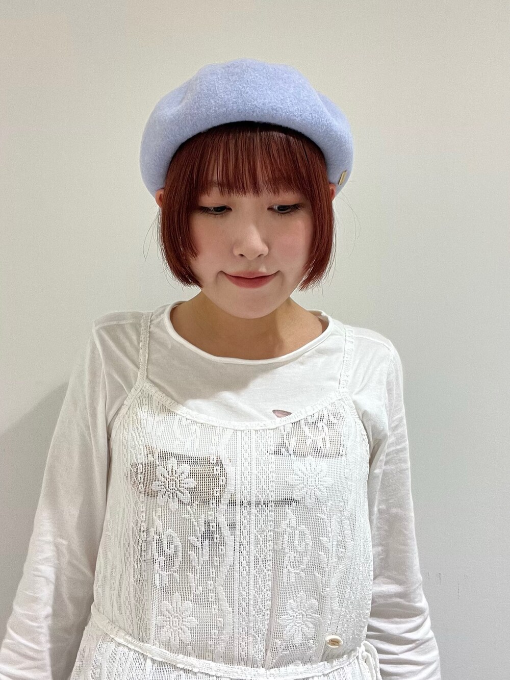 ブルー系のハンチング/ベレー帽を着用したレディースの冬コーディネートの2枚目の写真