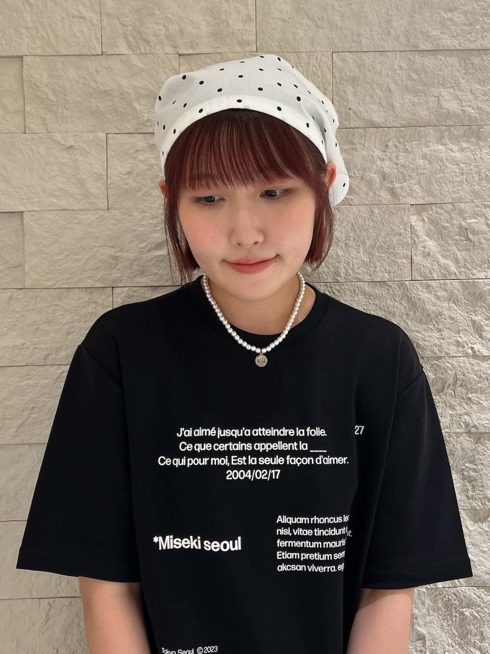 ホワイト系のヘアバンドを着用したレディースの夏コーディネートの3枚目の写真