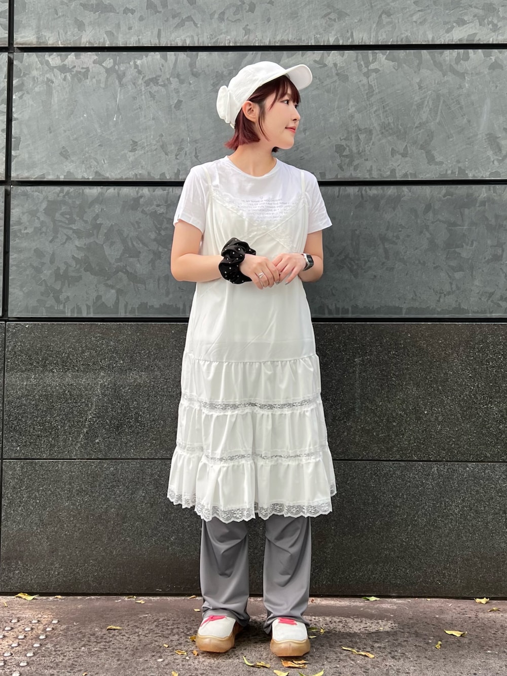 ホワイト系のキャップを着用したレディースの夏コーディネートの2枚目の写真