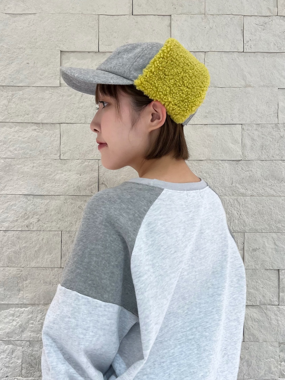 ブラウン系のパンツ、グレー系のキャップを着用したレディースの秋コーディネートの4枚目の写真