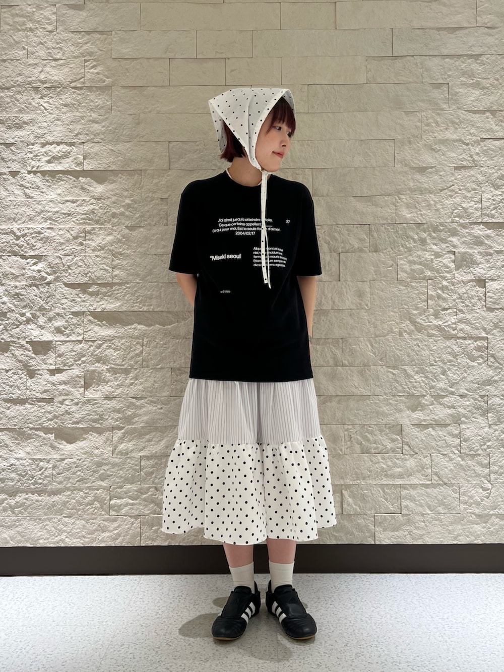 ホワイト系のヘアバンドを着用したレディースの夏コーディネートの2枚目の写真