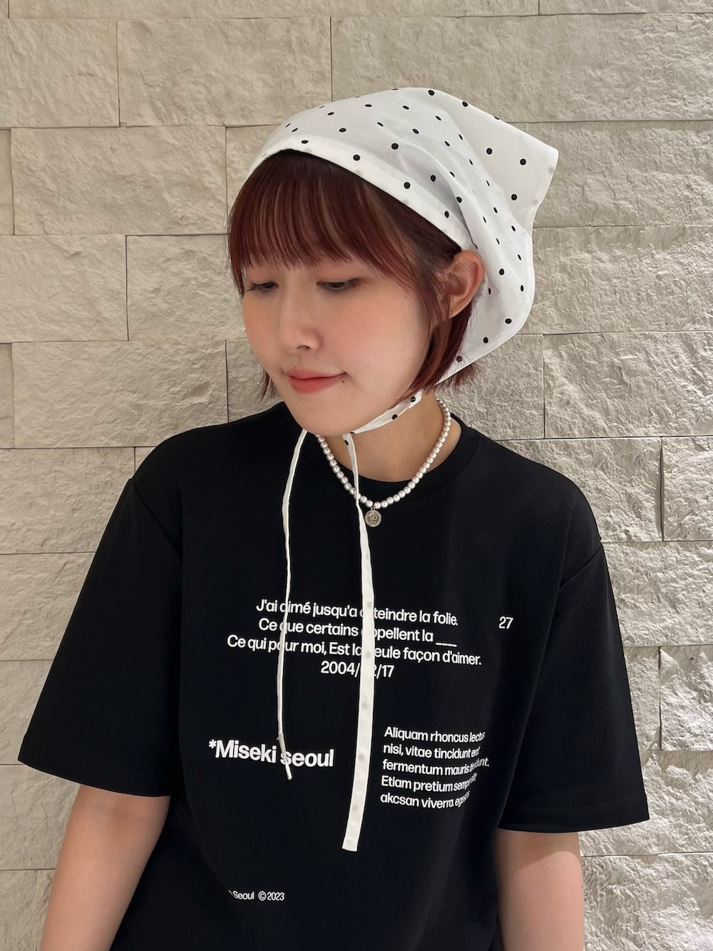 ホワイト系のヘアバンドを着用したレディースの夏コーディネートの6枚目の写真