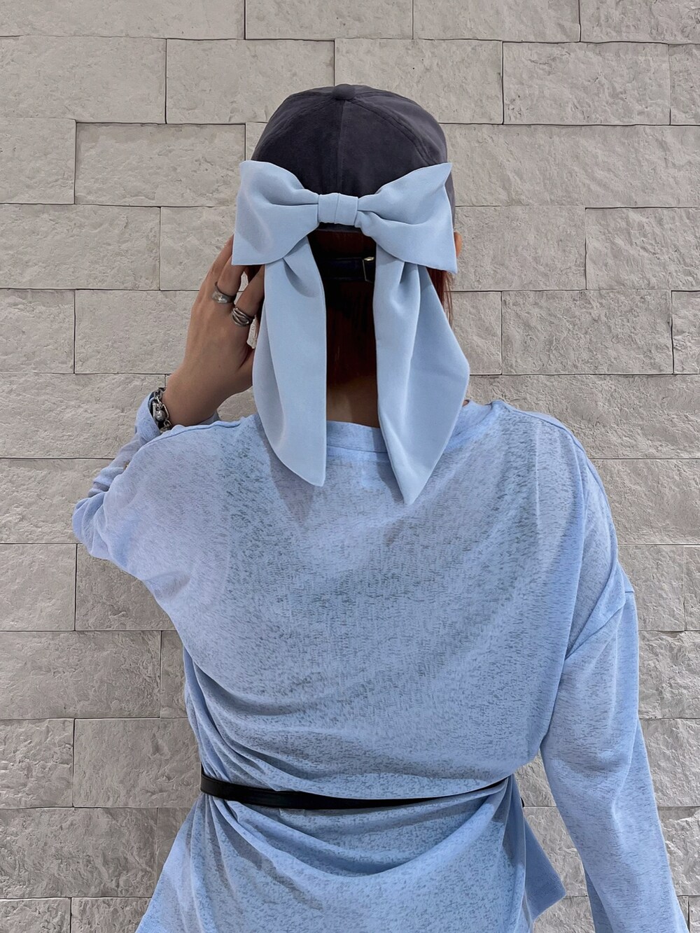 グレー系のキャップを着用したレディースの夏コーディネートの4枚目の写真