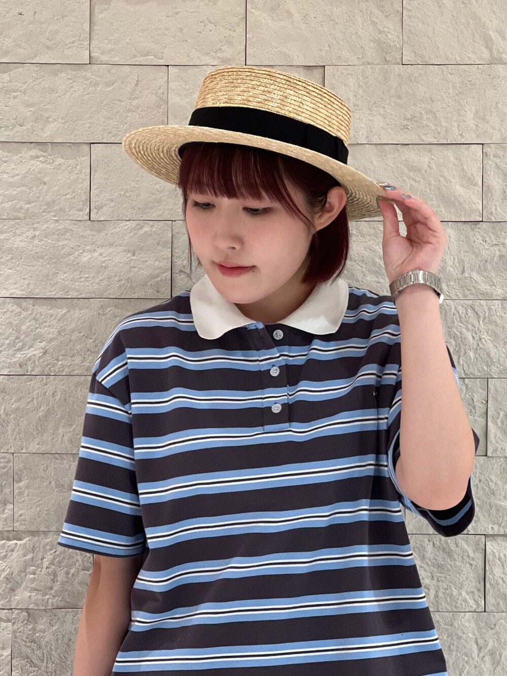 ブラック系のハットを着用したレディースの夏コーディネートの2枚目の写真