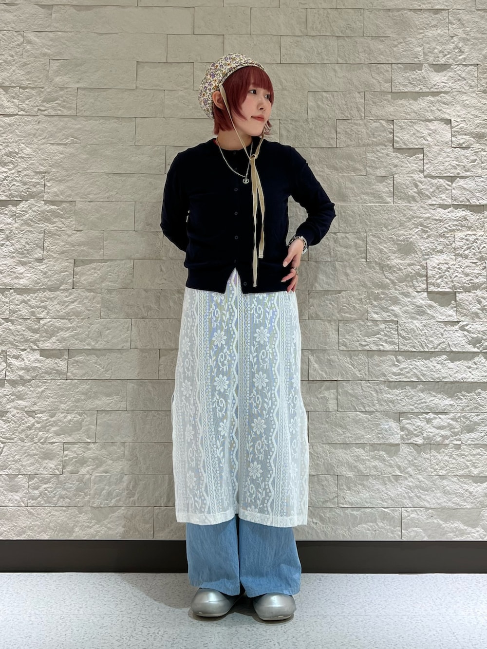 ブルー系のカーディガン/ボレロ、ブルー系のデニムパンツ、ホワイト系のハンチング/ベレー帽を着用したレディースの夏コーディネートの2枚目の写真