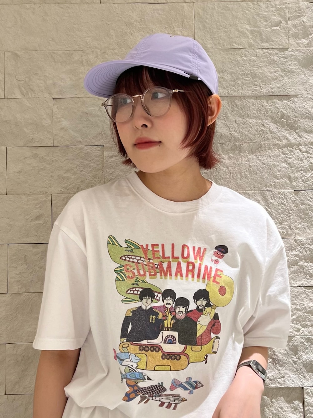 ホワイト系のTシャツ/カットソー、ブルー系のデニムパンツ、グレー系のスニーカーを着用したレディースの春コーディネートの2枚目の写真