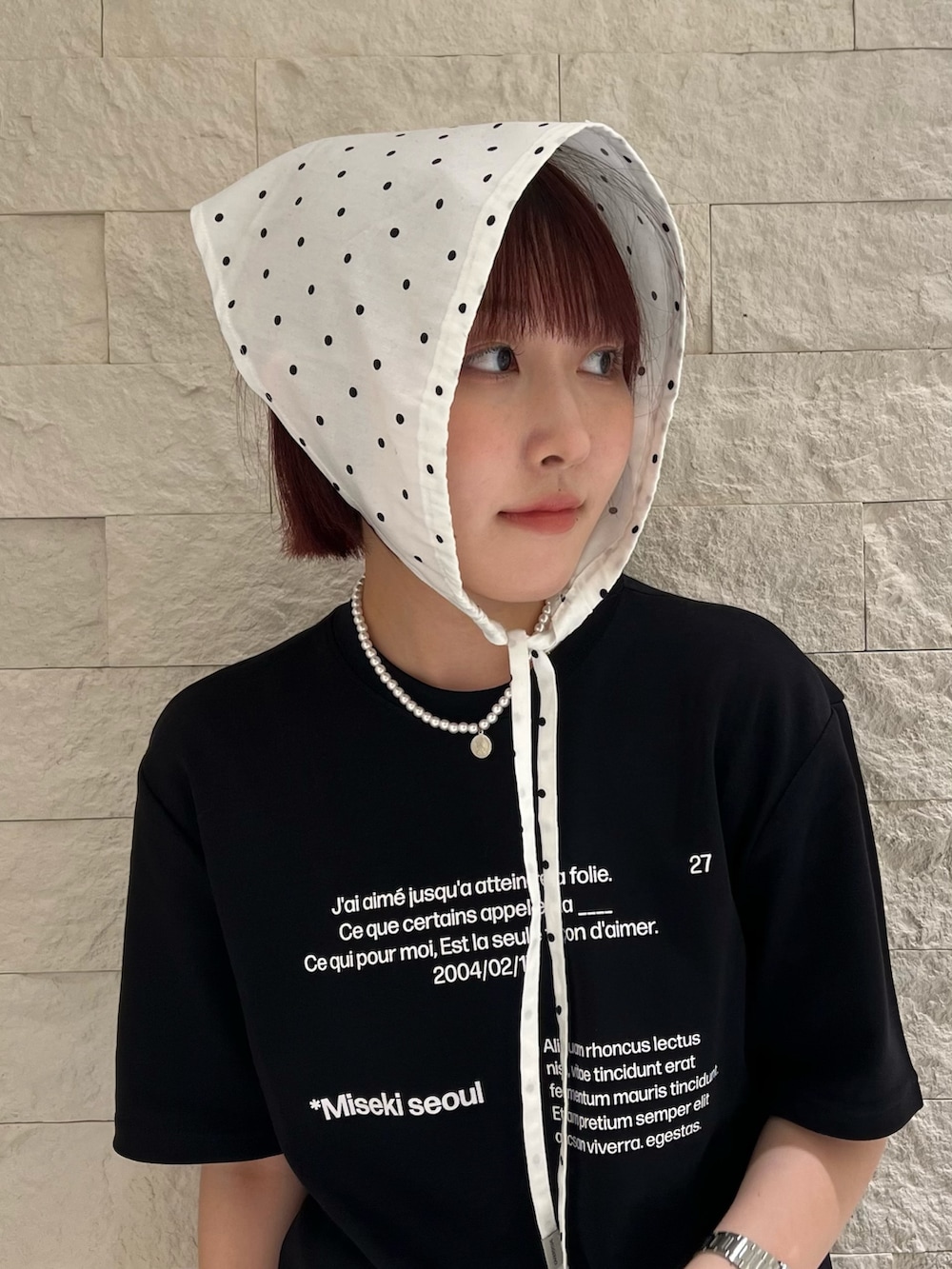 ホワイト系のヘアバンドを着用したレディースの夏コーディネートの4枚目の写真