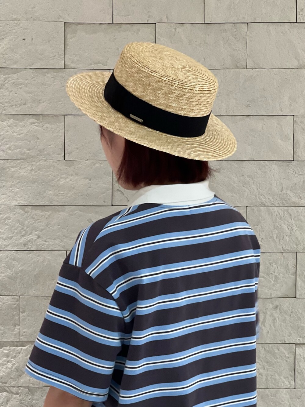 ブラック系のハットを着用したレディースの夏コーディネートの3枚目の写真