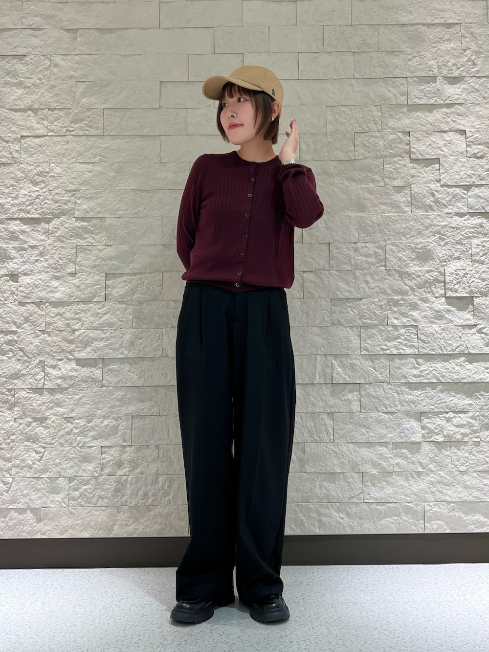 ブラック系のローファー、ブラック系のスラックス、レッド系のカーディガン/ボレロを着用したレディースの秋コーディネートの2枚目の写真