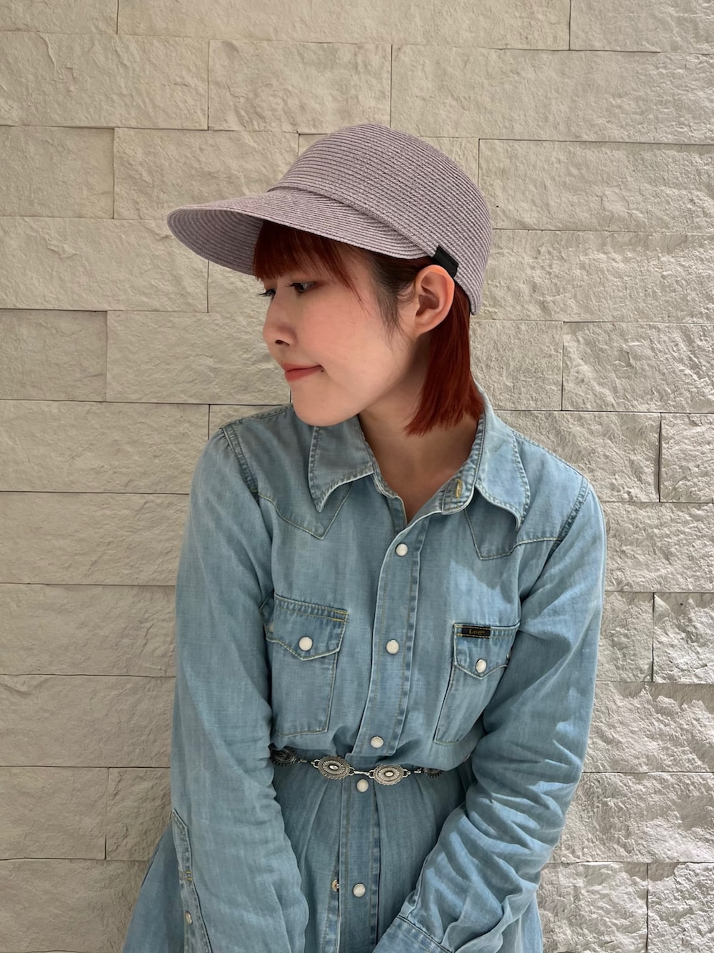 ブルー系のシャツ/ブラウス、ホワイト系のスカート、ブラック系のスニーカーを着用したレディースの春コーディネートの3枚目の写真