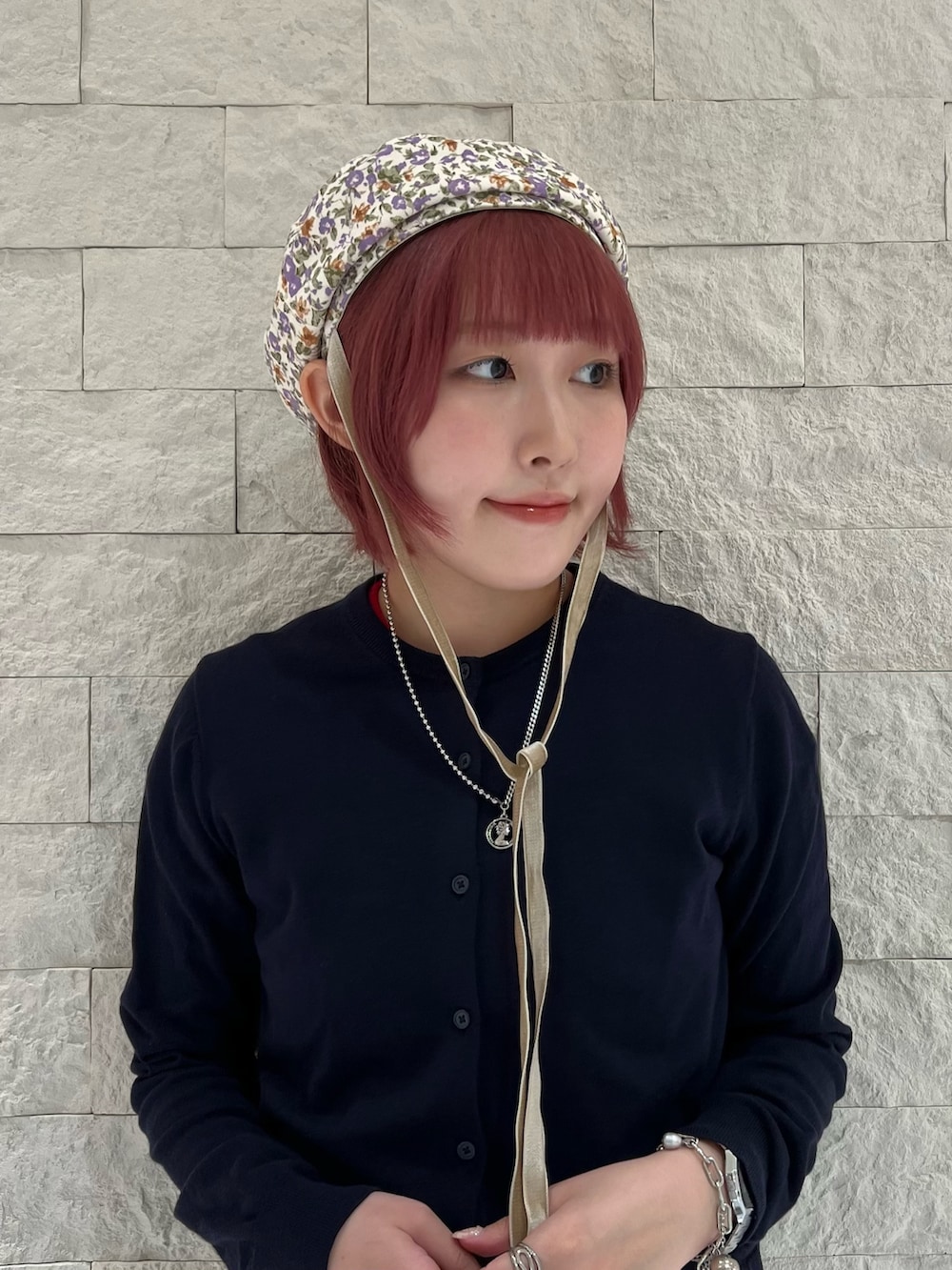 ブルー系のカーディガン/ボレロ、ブルー系のデニムパンツ、ホワイト系のハンチング/ベレー帽を着用したレディースの夏コーディネートの3枚目の写真