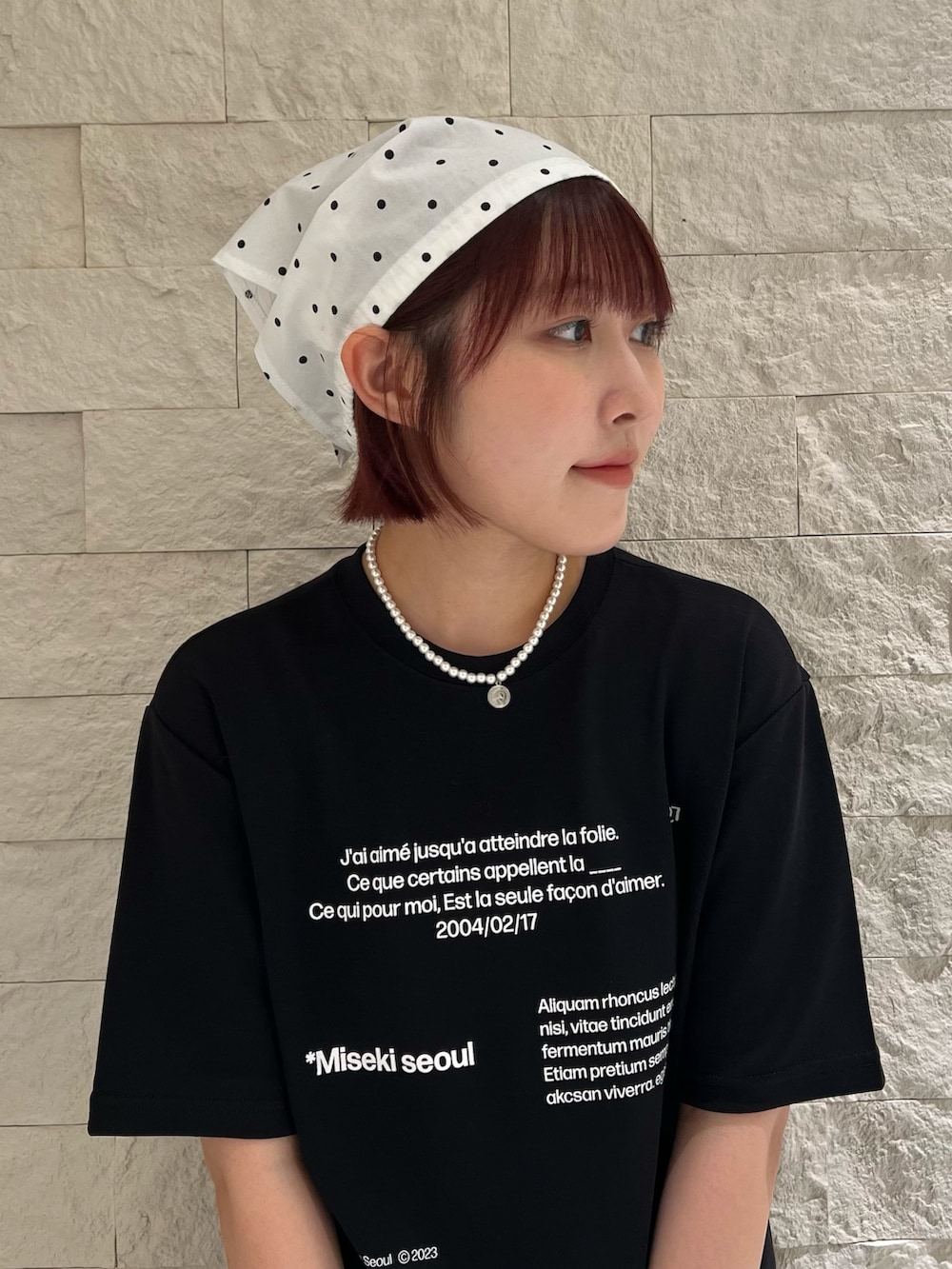 ホワイト系のヘアバンドを着用したレディースの夏コーディネートの5枚目の写真