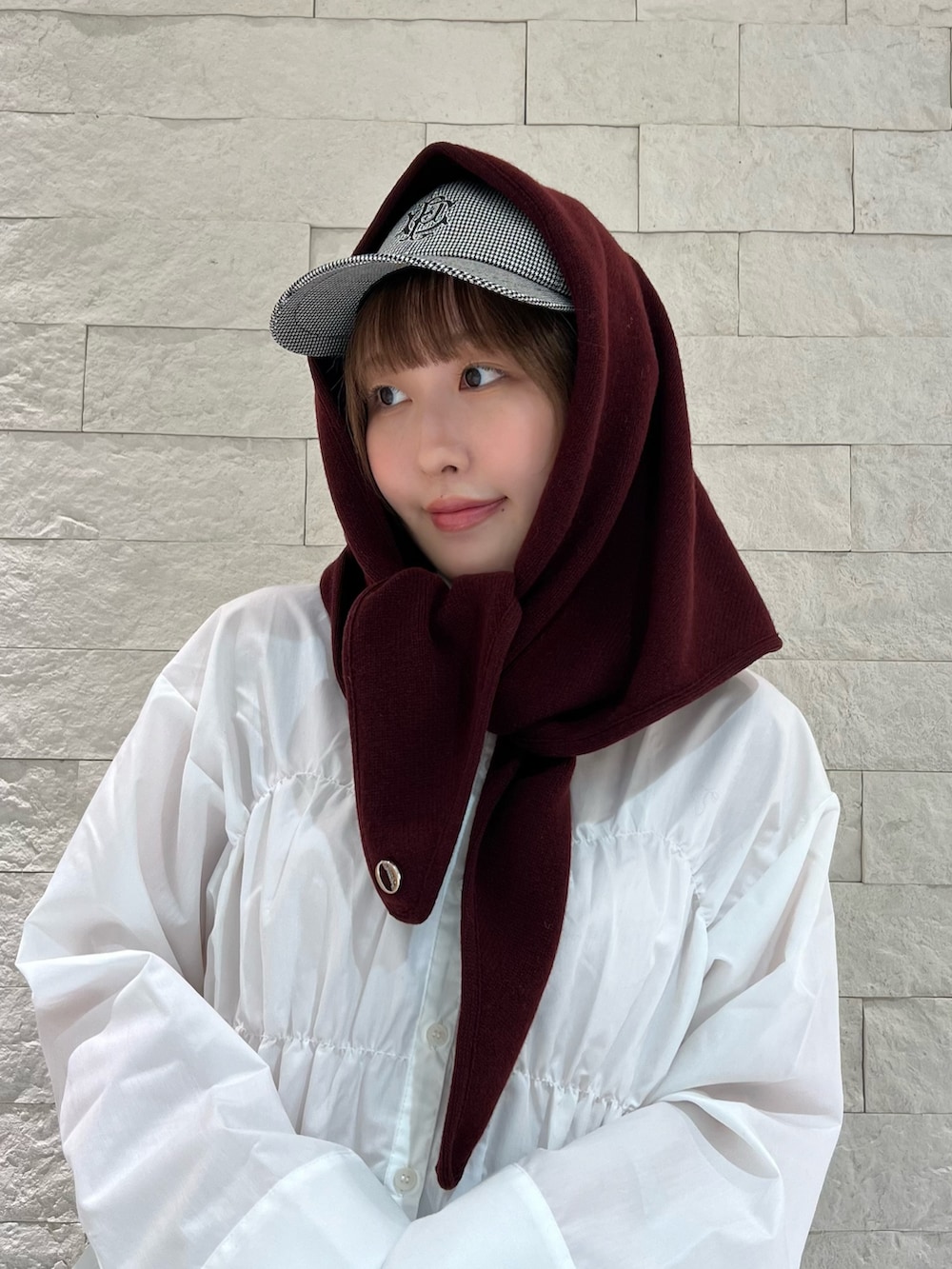 ホワイト系のシャツ/ブラウス、グレー系のスラックス、ブラック系のローファーを着用したレディースの秋コーディネートの3枚目の写真