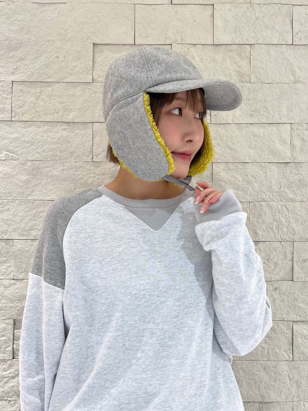 ブラウン系のパンツ、グレー系のキャップを着用したレディースの秋コーディネートの3枚目の写真