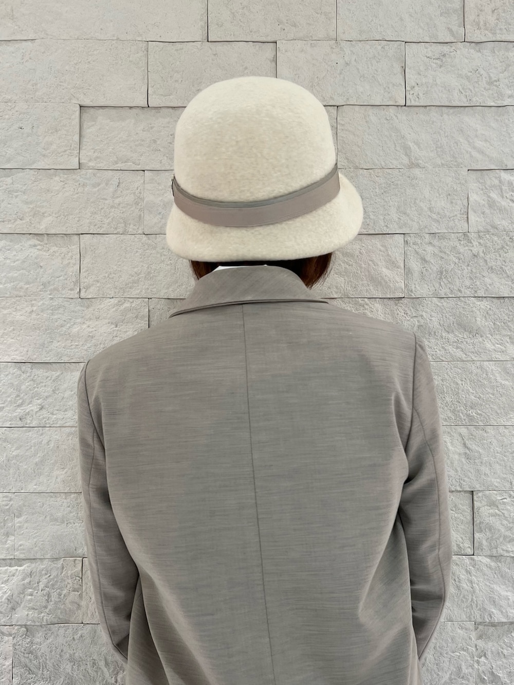 ホワイト系のシャツ/ブラウス、ブラック系のローファー、ホワイト系のハットを着用したレディースの秋コーディネートの5枚目の写真