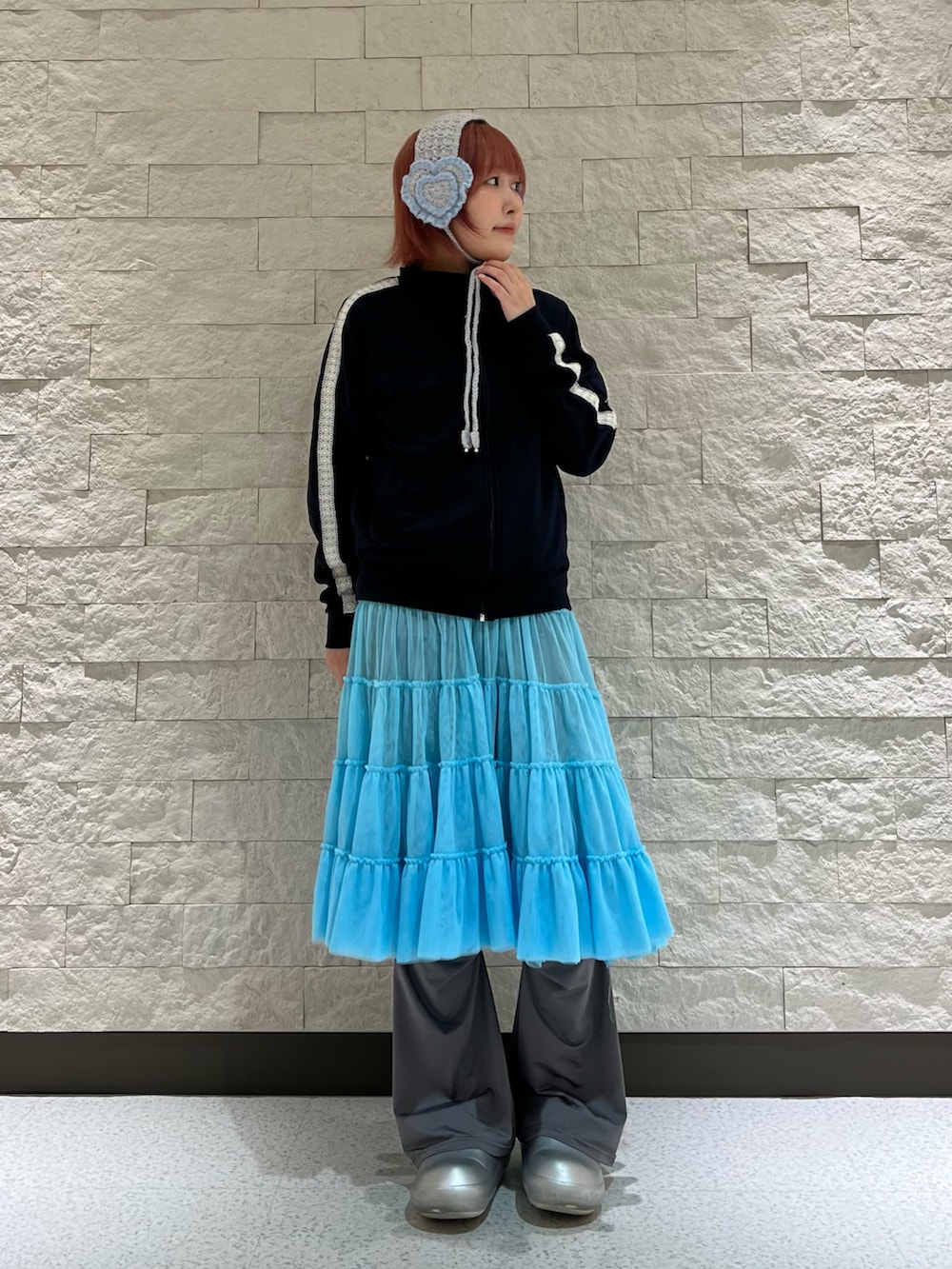 グレー系のヘアバンドを着用したレディースの夏コーディネートの2枚目の写真