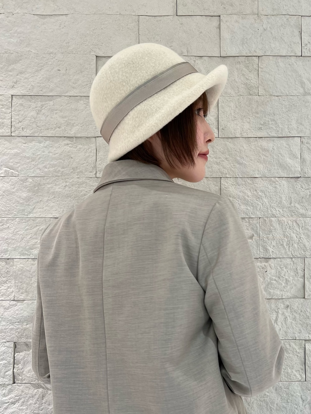 ホワイト系のシャツ/ブラウス、ブラック系のローファー、ホワイト系のハットを着用したレディースの秋コーディネートの4枚目の写真