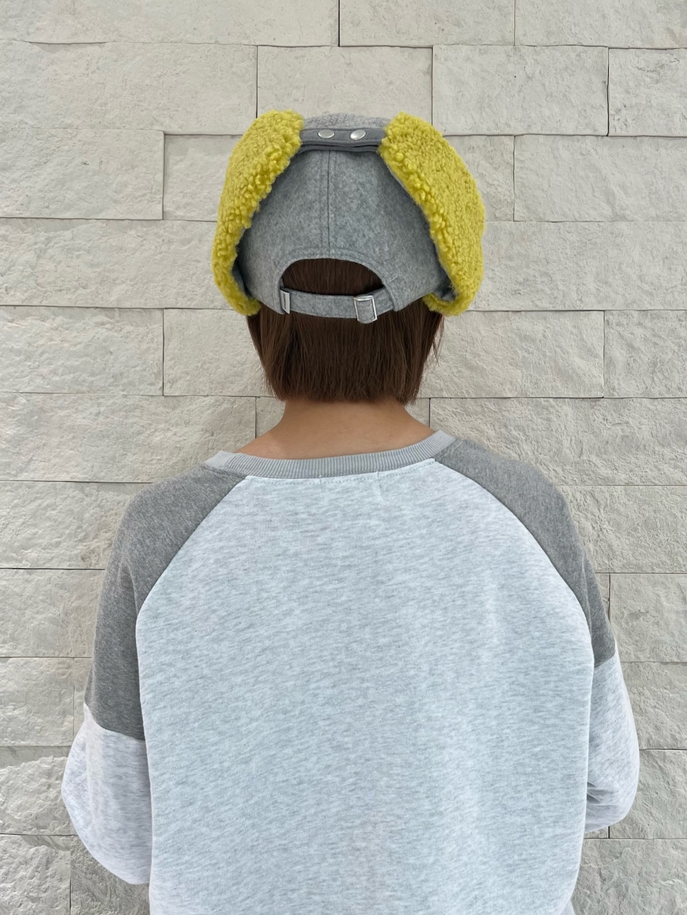 ブラウン系のパンツ、グレー系のキャップを着用したレディースの秋コーディネートの5枚目の写真