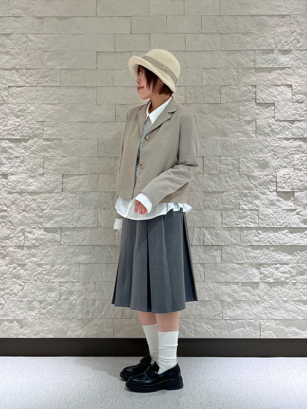 ホワイト系のシャツ/ブラウス、ブラック系のローファー、ホワイト系のハットを着用したレディースの秋コーディネートの2枚目の写真