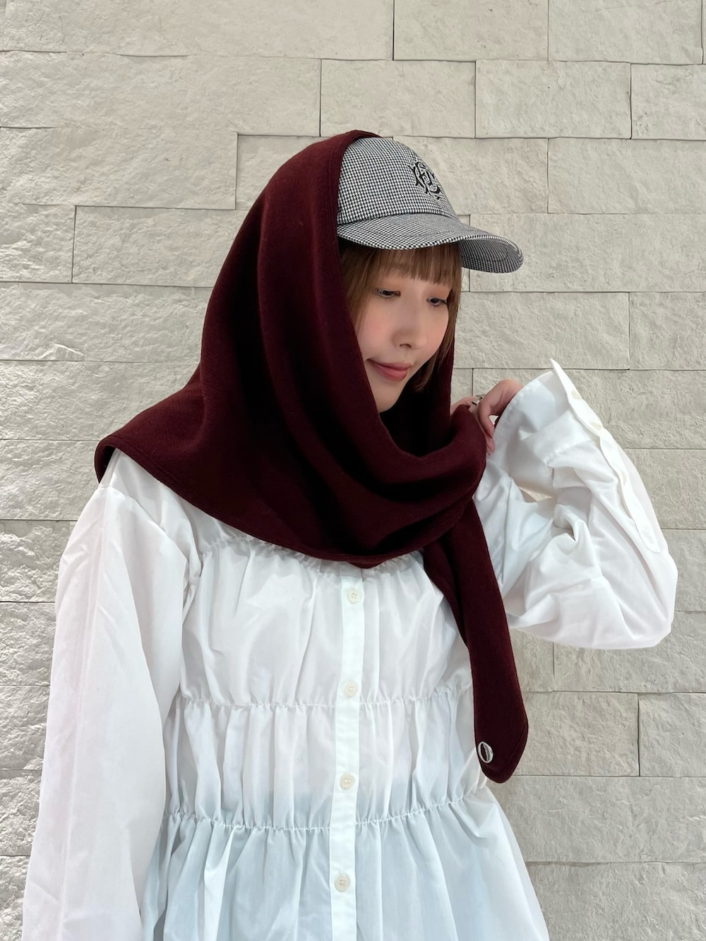 ホワイト系のシャツ/ブラウス、グレー系のスラックス、ブラック系のローファーを着用したレディースの秋コーディネートの2枚目の写真