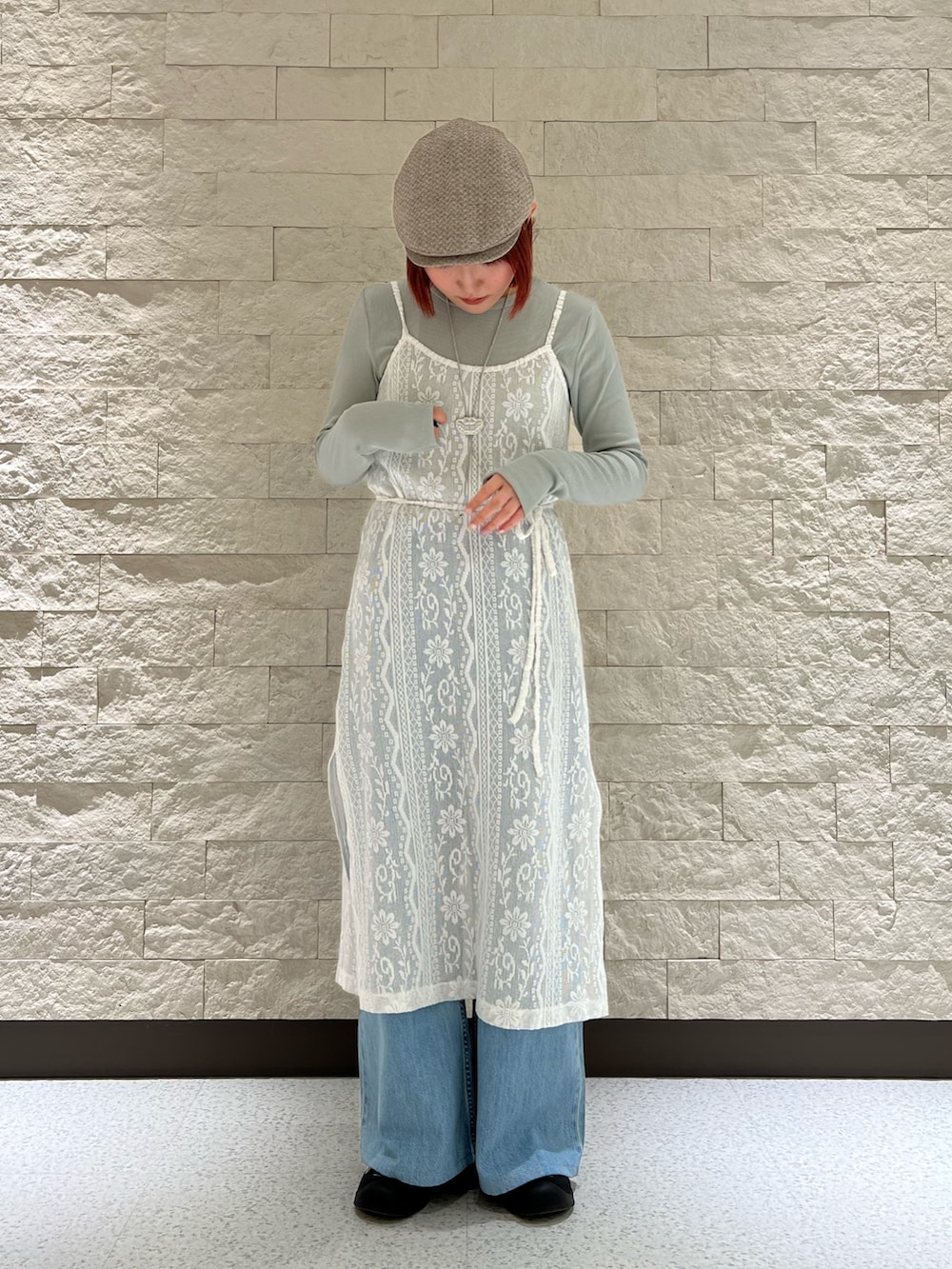 グリーン系のTシャツ/カットソー、ブルー系のスニーカー、ベージュ系のハンチング/ベレー帽を着用したレディースの春コーディネートの2枚目の写真