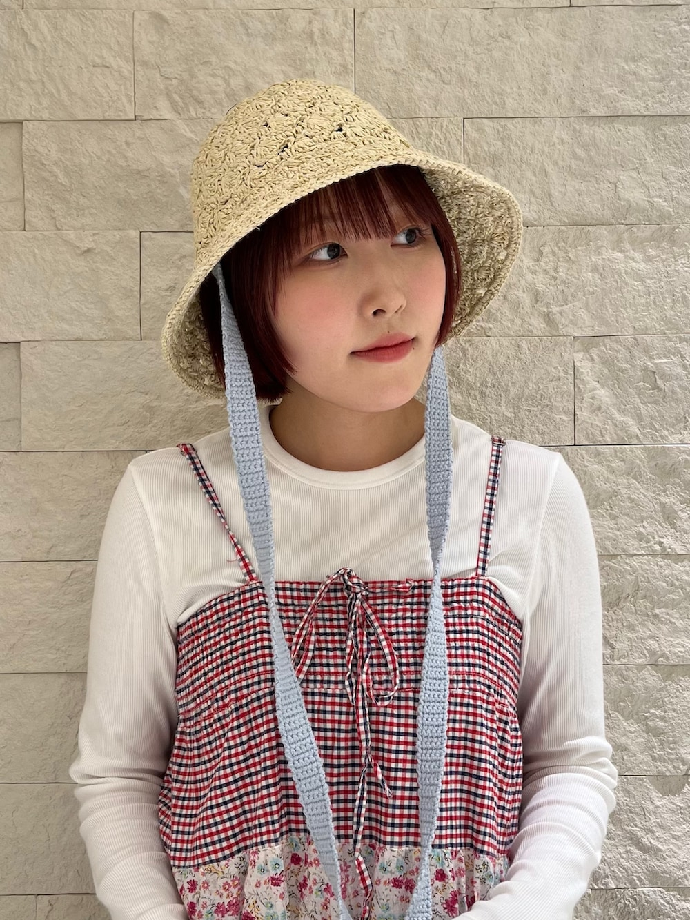 ホワイト系のハットを着用したレディースの春コーディネートの2枚目の写真