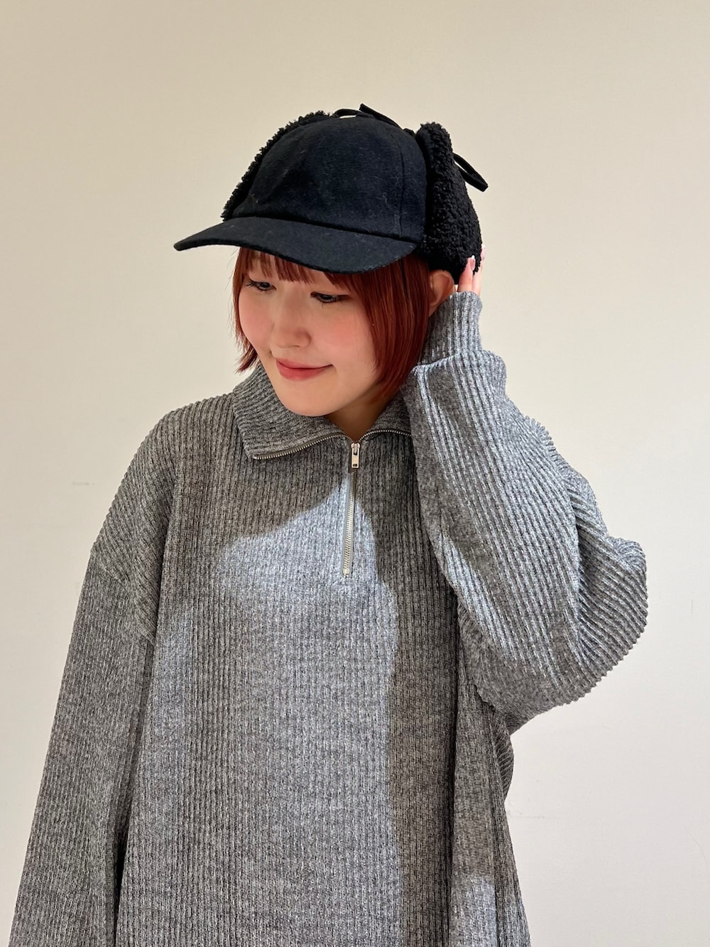 ブラック系のキャップを着用したレディースの冬コーディネートの3枚目の写真