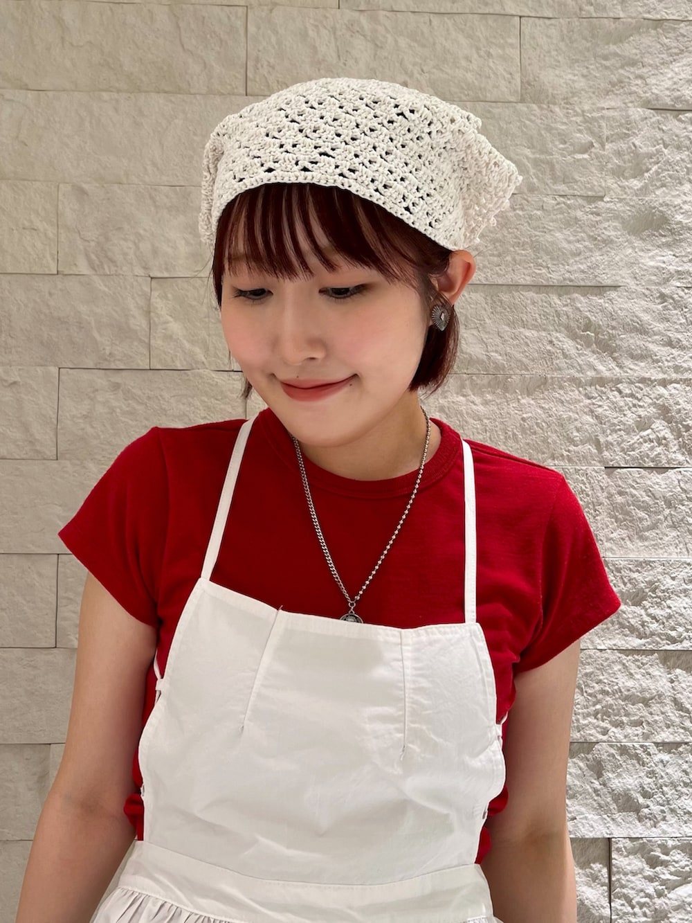 ホワイト系のヘアバンドを着用したレディースの夏コーディネートの2枚目の写真