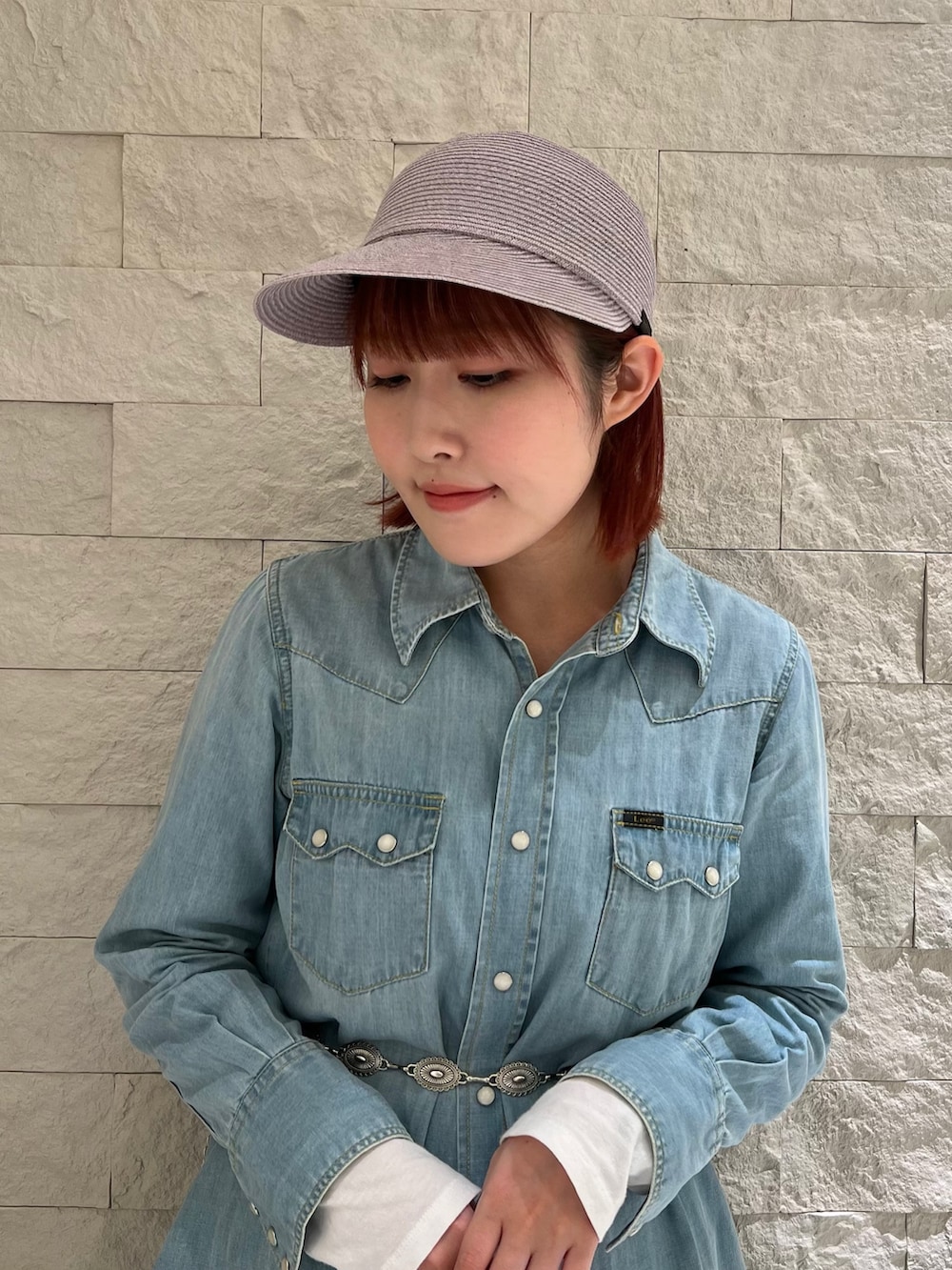 ブルー系のシャツ/ブラウス、ホワイト系のスカート、ブラック系のスニーカーを着用したレディースの春コーディネートの2枚目の写真