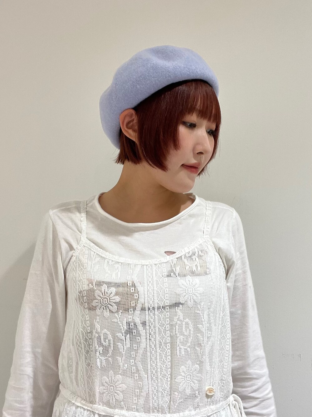 ブルー系のハンチング/ベレー帽を着用したレディースの冬コーディネートの4枚目の写真