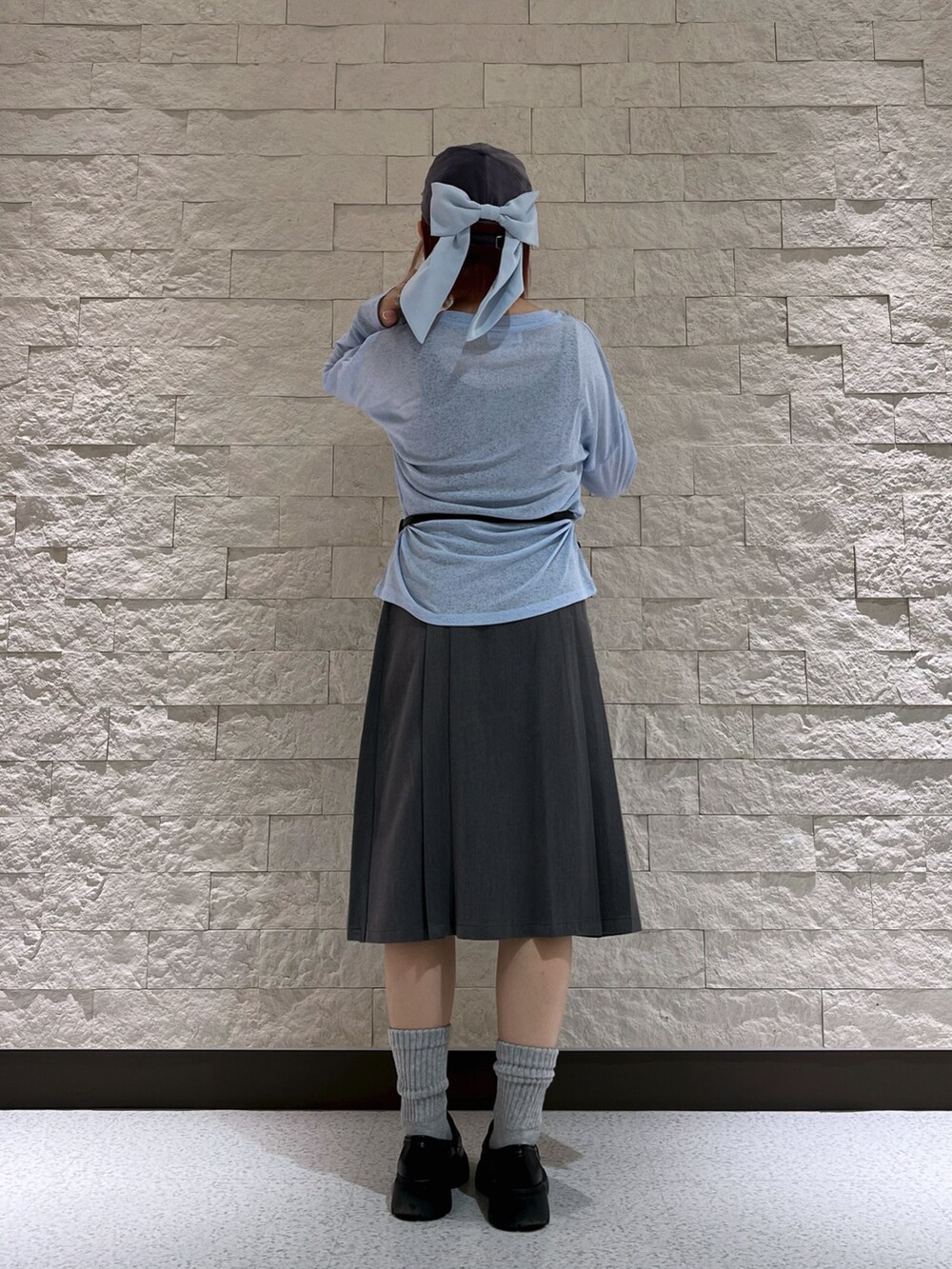 グレー系のキャップを着用したレディースの夏コーディネートの2枚目の写真