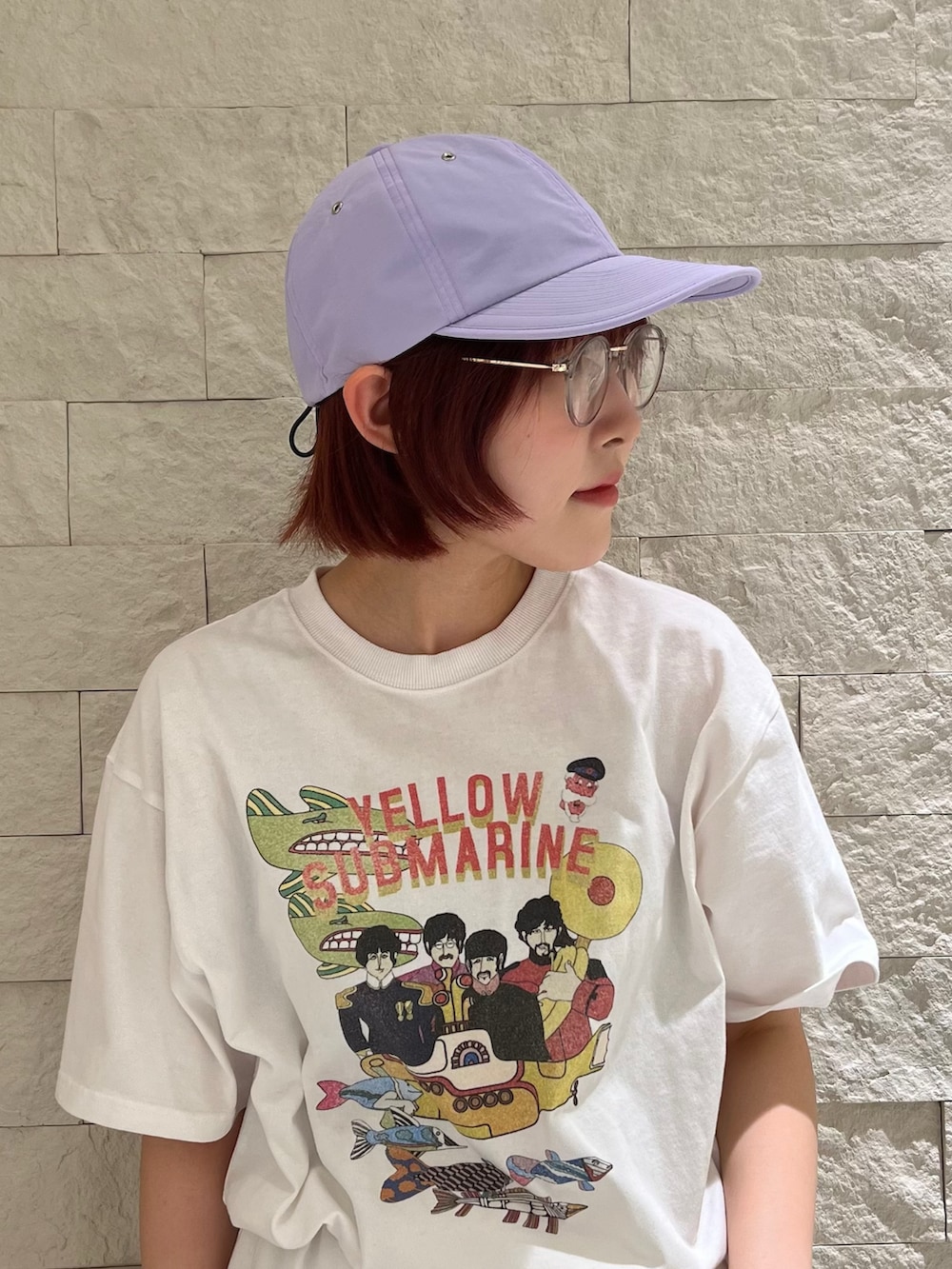 ホワイト系のTシャツ/カットソー、ブルー系のデニムパンツ、グレー系のスニーカーを着用したレディースの春コーディネートの3枚目の写真