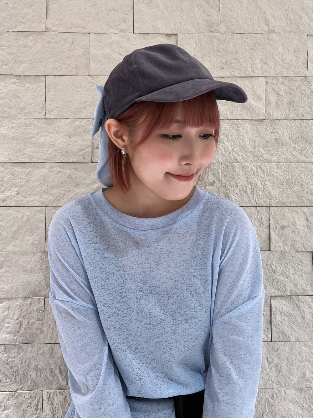 グレー系のキャップを着用したレディースの夏コーディネートの3枚目の写真