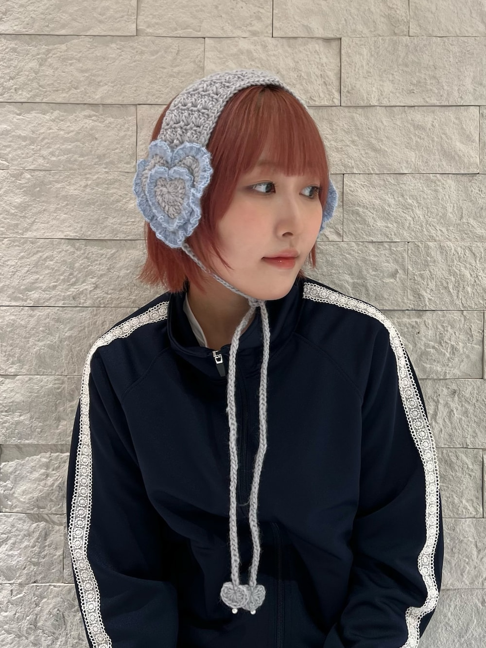 グレー系のヘアバンドを着用したレディースの夏コーディネートの4枚目の写真