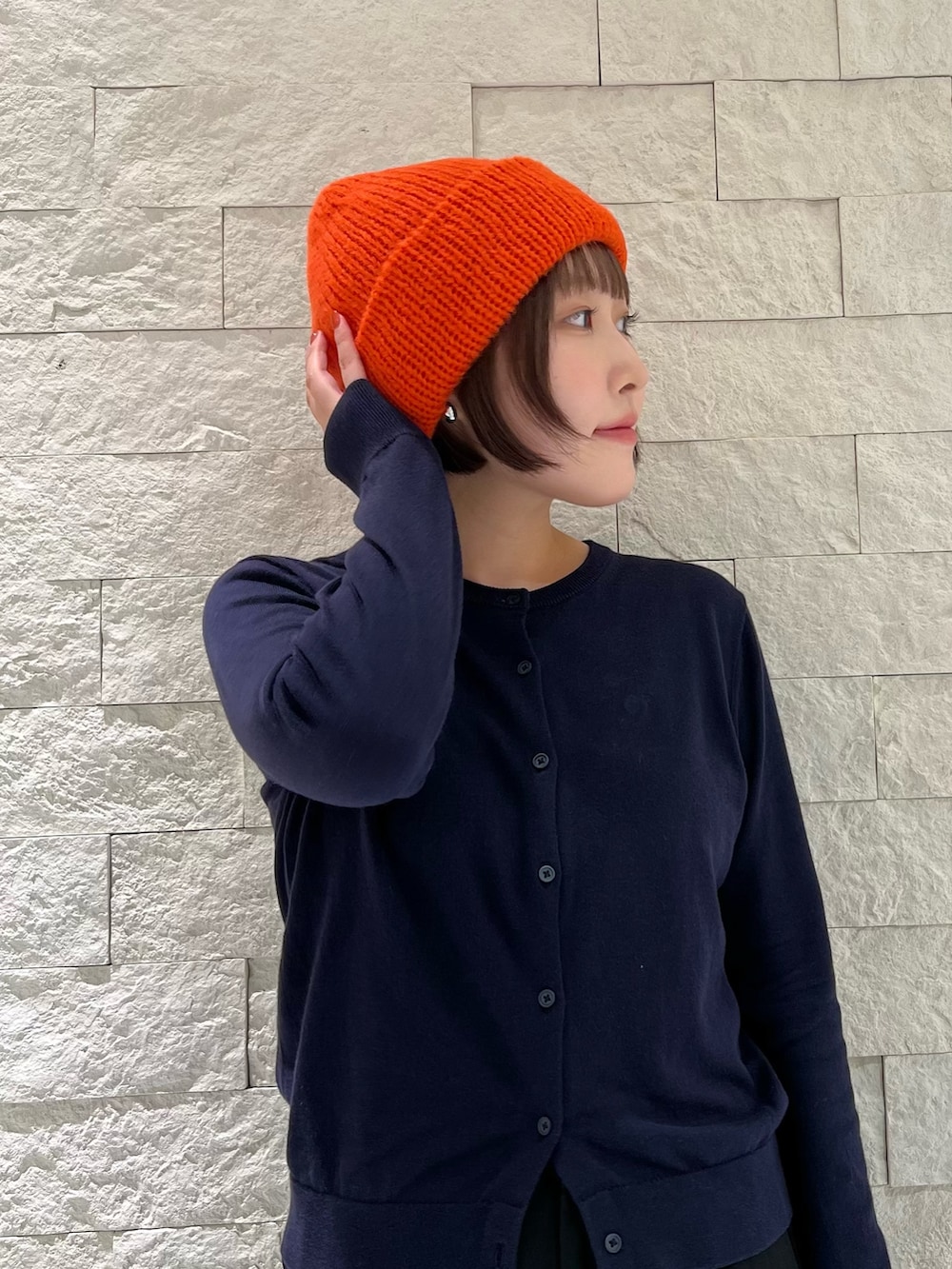 ブルー系のカーディガン/ボレロ、ブラック系のスラックス、グレー系のスニーカーを着用したレディースの秋コーディネートの3枚目の写真