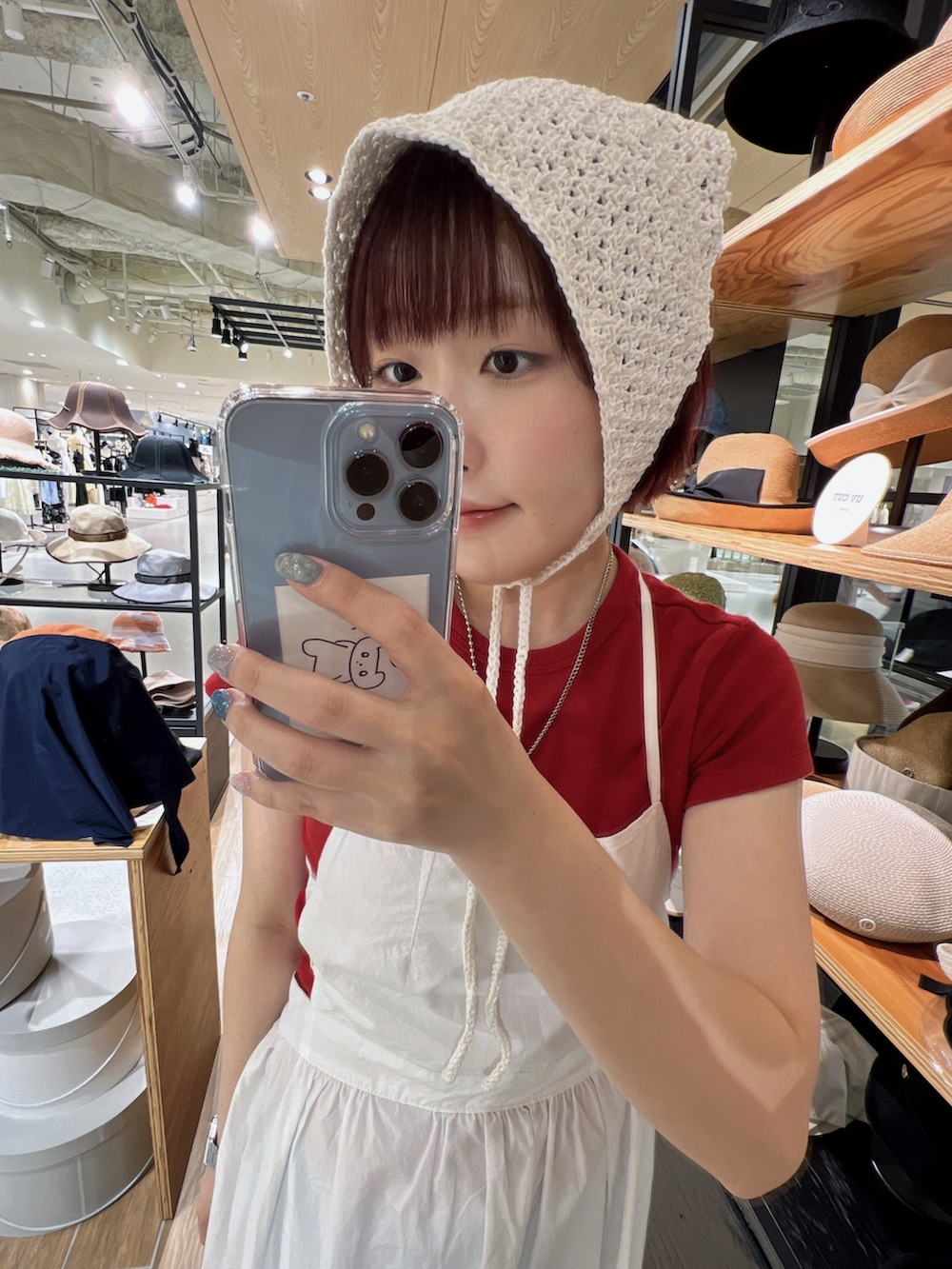 ホワイト系のヘアバンドを着用したレディースの夏コーディネートの3枚目の写真