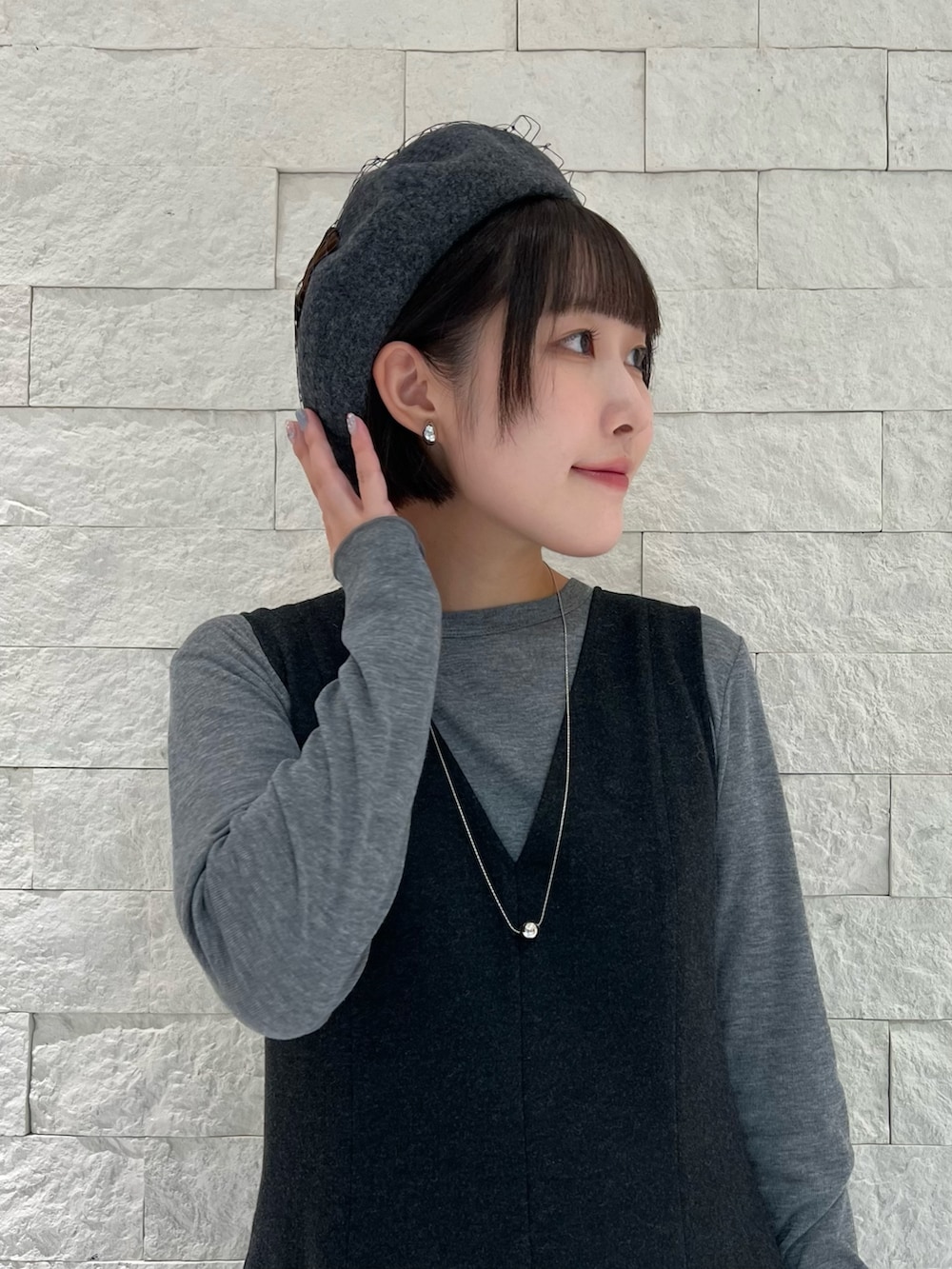 グレー系のワンピース、グレー系のトップス、ブラック系のローファーを着用したレディースの秋コーディネートの4枚目の写真