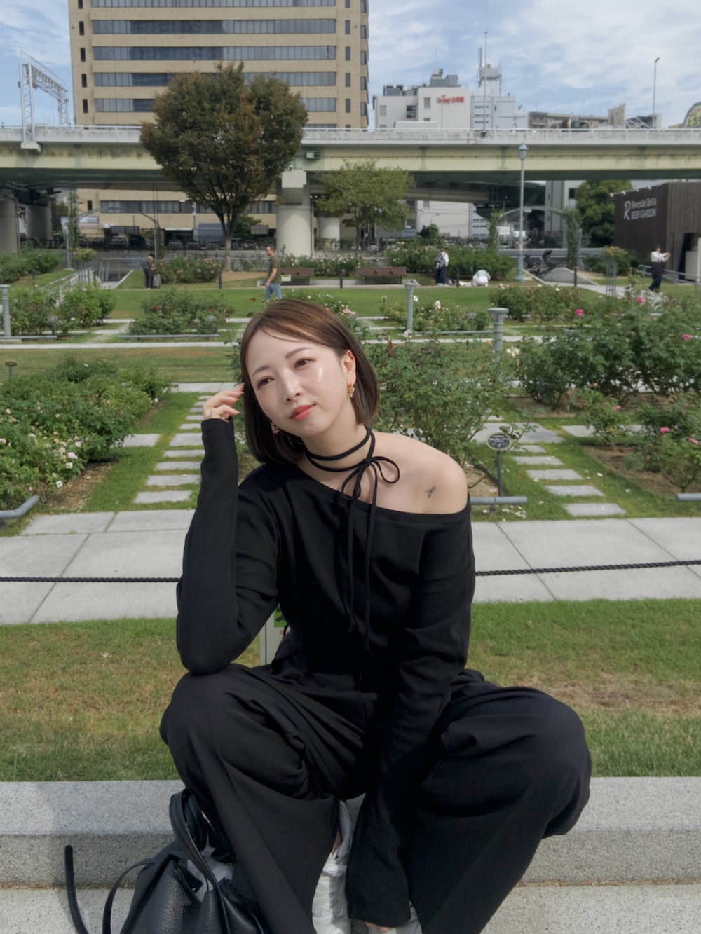 ブラック系のTシャツ/カットソー、ブラック系のその他パンツを着用したレディースの秋コーディネートの3枚目の写真