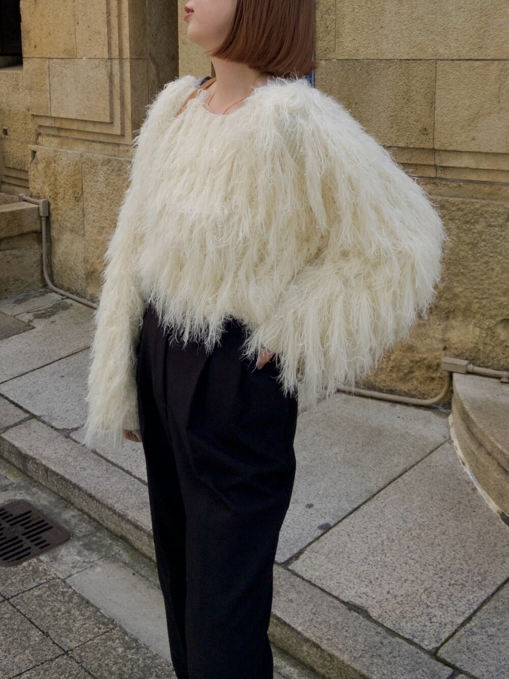 ホワイト系のニット/セーターを着用したレディースの冬コーディネートの5枚目の写真